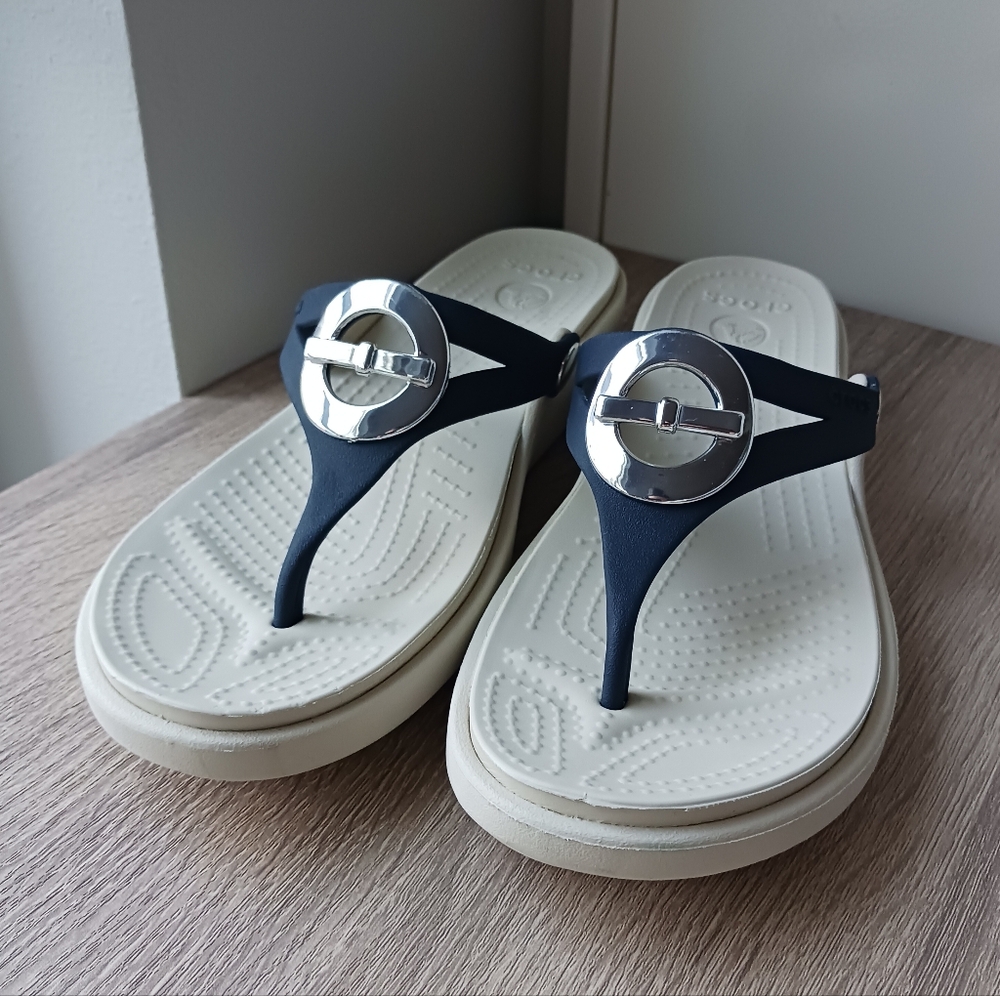 🌷 Crocs Sanrah Wedge Flip Flop Sandals - Picture 3 of 16